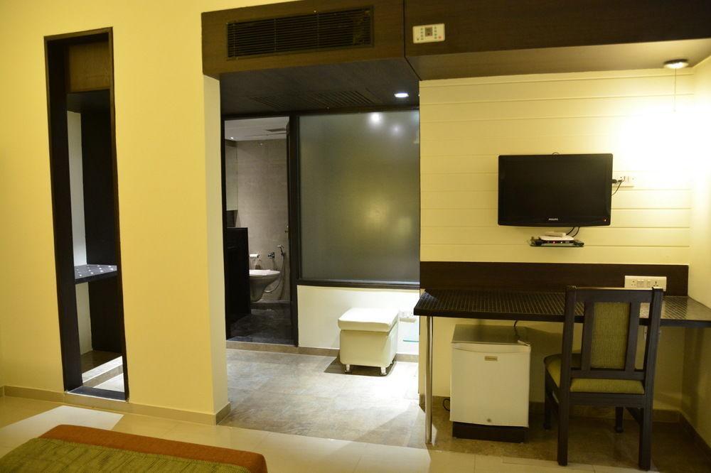 โรงแรม เดอะ เวสต์เอนด์ อาเมดาบัด ภายนอก รูปภาพ